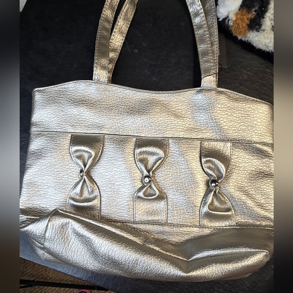 Silver Tote with Pinched Columns = Cute! - Picture 10 of 10